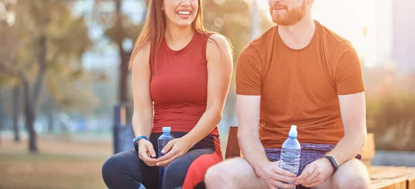 Pareja Moderna Haciendo Una Pausa Parque Urbano Durante Jogging Ejercicio — Foto de Stock