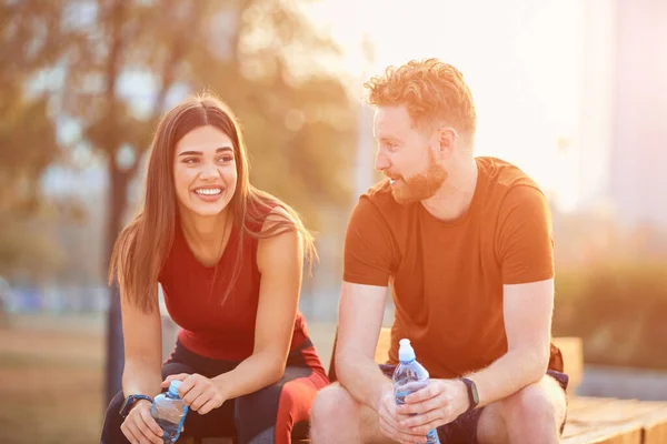 Pareja Moderna Haciendo Una Pausa Parque Urbano Durante Jogging Ejercicio — Foto de Stock