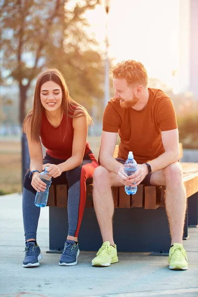 Pareja Moderna Haciendo Una Pausa Parque Urbano Durante Jogging Ejercicio — Foto de Stock