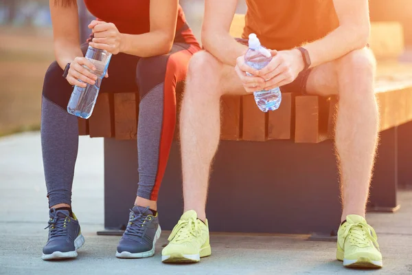 Pareja Moderna Haciendo Una Pausa Parque Urbano Durante Jogging Ejercicio — Foto de Stock