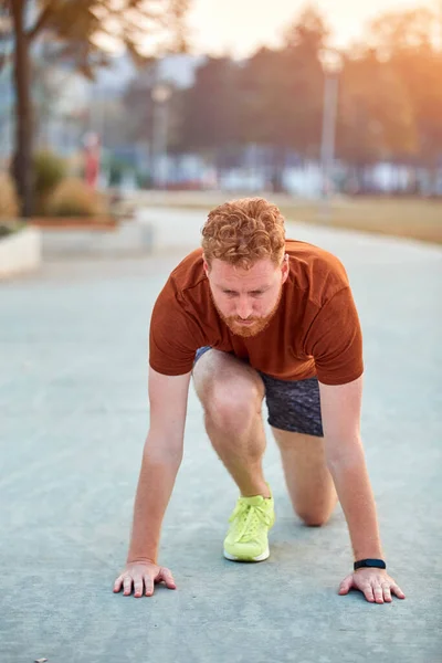 Młody Współczesny Mężczyzna Jogging Ćwiczenia Parku Miejskim — Zdjęcie stockowe