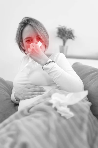 Těhotná Unavená Žena Problémy Hlavou Doma Gauči Nemocná — Stock fotografie