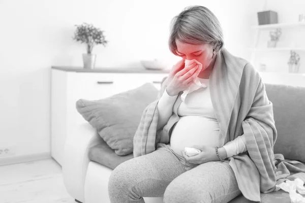 Embarazada Cansada Mujer Agotada Con Problemas Cabeza Casa Sofá Estar — Foto de Stock