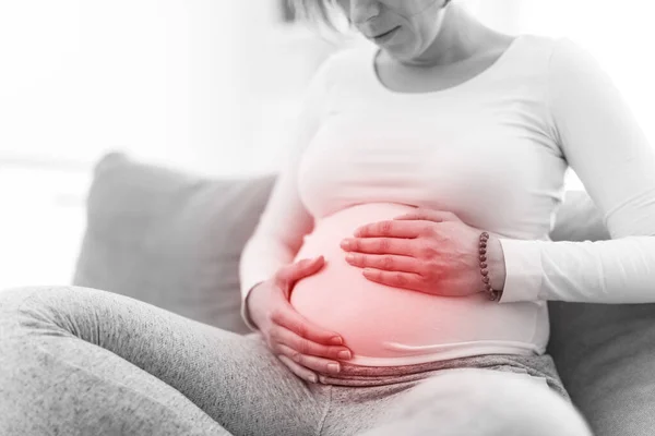 Embarazada Cansada Mujer Agotada Con Problemas Estómago Casa Sofá Estar —  Fotos de Stock