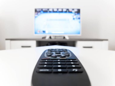 Odada beyaz ekranlı televizyon var..