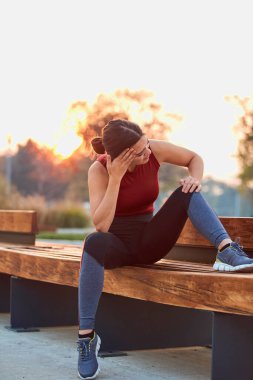 Genç sporcu kadın spor yaparken ve parkta koşarken acı / sakatlık yaşıyor..
