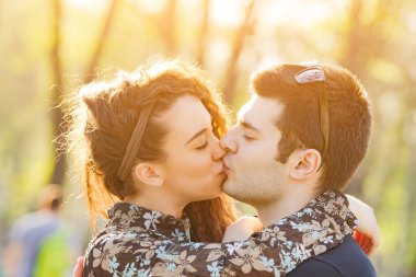 Parkta poz veren modern şehir çifti.