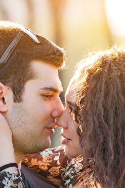 Parkta poz veren modern şehir çifti.