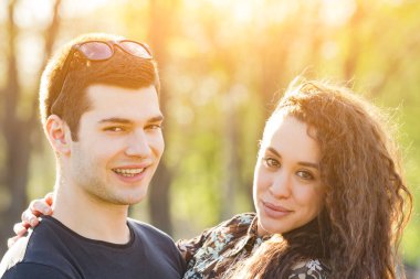 Parkta poz veren modern şehir çifti.