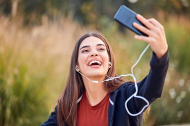 Cep telefonlu modern genç kadın koşu / egzersiz sırasında mola veriyor.