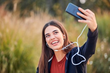 Cep telefonlu modern genç kadın koşu / egzersiz sırasında mola veriyor.