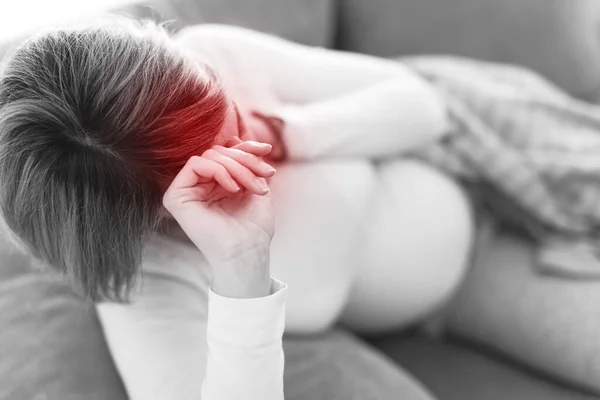 Embarazada Cansada Mujer Agotada Con Problemas Estómago Cabeza Casa Sofá — Foto de Stock