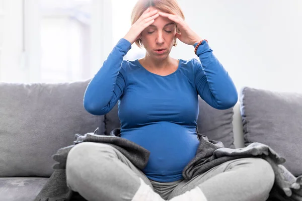 Zwanger Vermoeide Vermoeide Vrouw Met Maag Hoofdproblemen Thuis Een Bank — Stockfoto