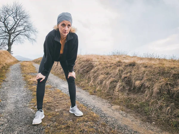 Mujer Adulta Trotando Haciendo Ejercicio Camino Montaña Naturaleza — Foto de Stock