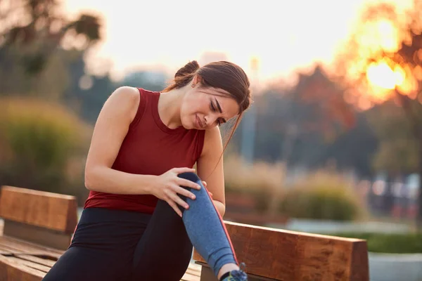 Joven Deportista Con Dolor Lesión Durante Ejercicio Trotar Parque — Foto de Stock