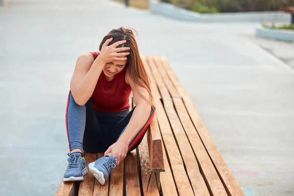 Joven Deportista Con Dolor Lesión Durante Ejercicio Trotar Parque — Foto de Stock