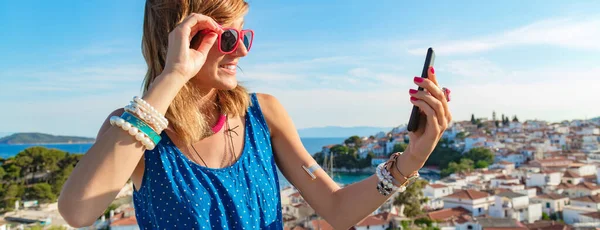 Giovane Donna Che Utilizza Cellulare Sopra Bel Panorama Della Città — Foto Stock