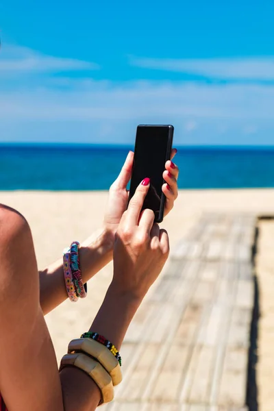 Молодая Женщина Использующая Мобильный Телефон Тропическом Песчаном Пляже — стоковое фото