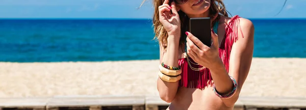 Mujer Joven Usando Teléfono Celular Una Playa Arena Tropical — Foto de Stock