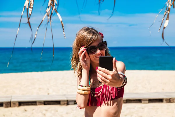 Νεαρή Γυναίκα Που Χρησιμοποιεί Κινητό Μια Τροπική Αμμώδη Παραλία — Φωτογραφία Αρχείου