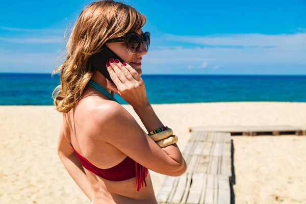 Mujer Joven Usando Teléfono Celular Una Playa Arena Tropical —  Fotos de Stock