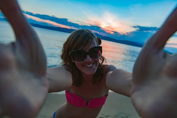 Lächelndes Mädchen Macht Selfie Einem Sonnigen Strand — Stockfoto