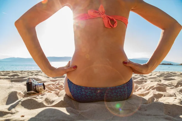 Γυναίκα Κάθεται Μια Αμμώδη Παραλία Ρετρό Αναλογική Κάμερα — Φωτογραφία Αρχείου