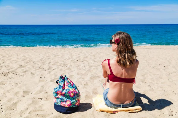 砂浜で楽しむ女性 トロピカルビーチ — ストック写真