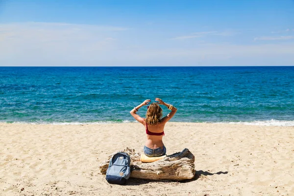 砂浜で楽しむ女性 トロピカルビーチ — ストック写真