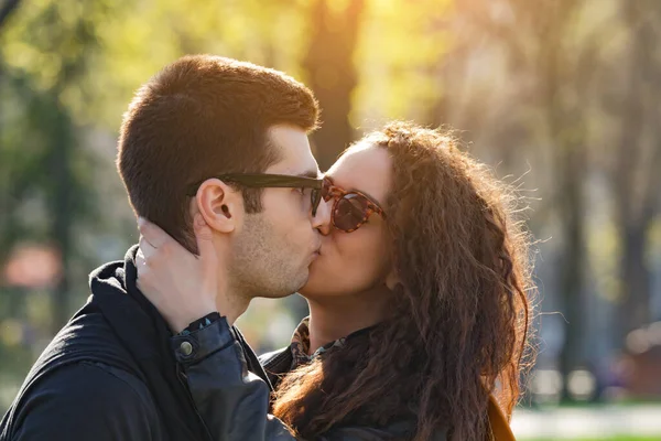 Moderna Pareja Urbana Posando Parque — Foto de Stock