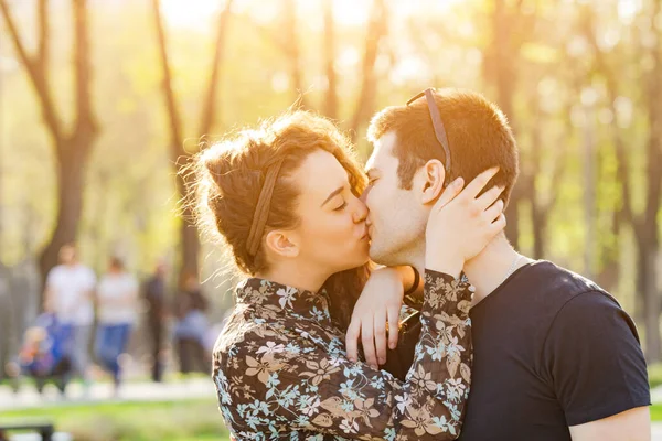 Moderna Pareja Urbana Posando Parque — Foto de Stock