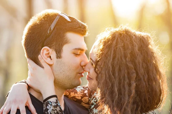 Moderna Pareja Urbana Posando Parque — Foto de Stock