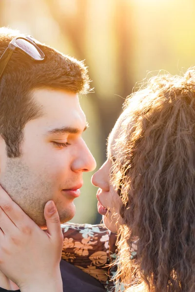 Moderna Pareja Urbana Posando Parque — Foto de Stock