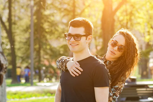 Moderna Coppia Urbana Posa Nel Parco — Foto Stock