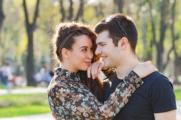 Casal Urbano Moderno Posando Parque — Fotografia de Stock