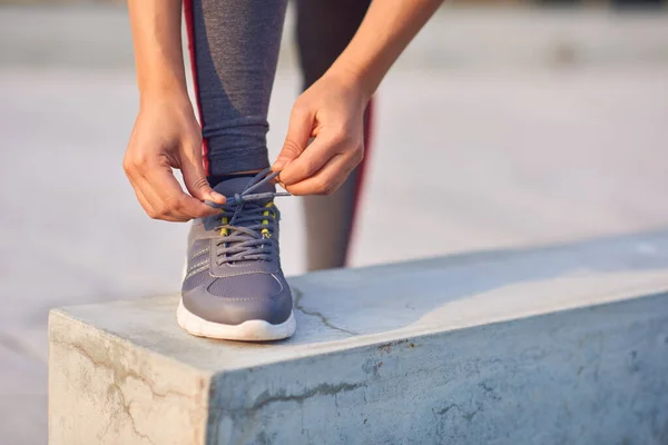 Deportiva Mujer Atando Zapatillas Parque Urbano — Foto de Stock