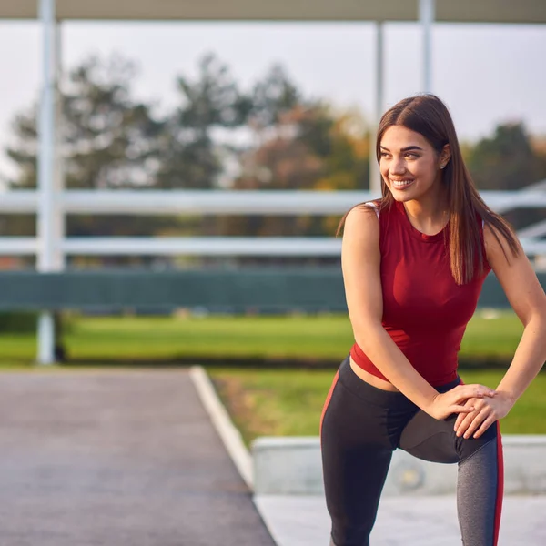 Jeune Femme Faisant Exercice Étirant Dans Parc Urbain — Photo