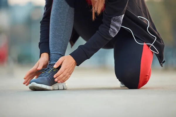 Sportliche Frau Schnürt Laufschuhe Stadtpark — Stockfoto