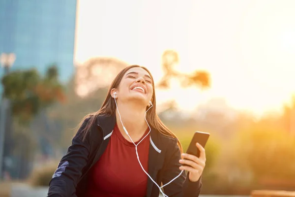 Jovem Moderna Com Celular Fazendo Pausa Durante Jogging Exercício — Fotografia de Stock