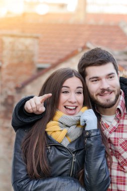 Genç çift şehir ortamında eğleniyor..