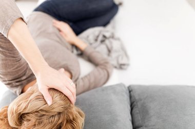 Evde mide sorunları olan yorgun bir kadın. Kanepede hasta ve hamile..