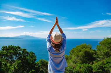 Güzel tropik yaz günlerinden zevk alan bir kadın..