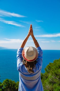 Güzel tropik yaz günlerinden zevk alan bir kadın..