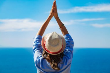 Güzel tropik yaz günlerinden zevk alan bir kadın..