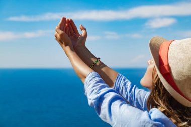 Güzel tropik yaz günlerinden zevk alan bir kadın..