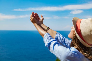 Güzel tropik yaz günlerinden zevk alan bir kadın..