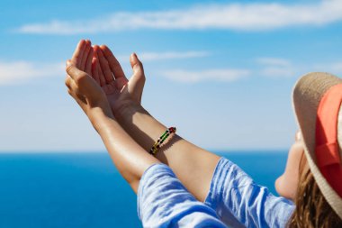 Güzel tropik yaz günlerinden zevk alan bir kadın..