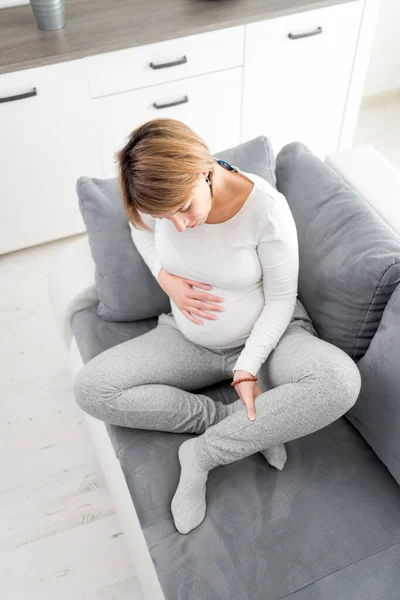 Zwanger Vermoeide Vermoeide Vrouw Met Maag Been Pijnproblemen Thuis Een — Stockfoto