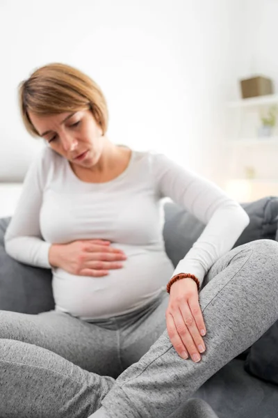 Zwanger Vermoeide Vermoeide Vrouw Met Maag Been Pijnproblemen Thuis Een — Stockfoto