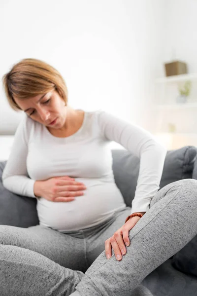 Zwanger Vermoeide Vermoeide Vrouw Met Maag Been Pijnproblemen Thuis Een — Stockfoto